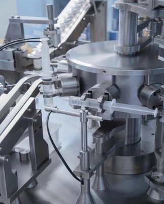 स्वचालित एसेप्टिक डिस्पोजेबल तरल दवा प्लास्टिक पूर्व-भरी सिरिंज पीएफएस भरने की मशीन