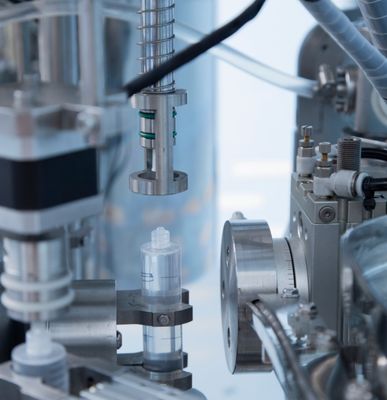 स्वचालित एसेप्टिक डिस्पोजेबल तरल दवा प्लास्टिक पूर्व-भरी सिरिंज पीएफएस भरने की मशीन