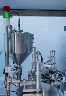 स्वचालित एसेप्टिक डिस्पोजेबल तरल दवा प्लास्टिक पूर्व-भरी सिरिंज पीएफएस भरने की मशीन