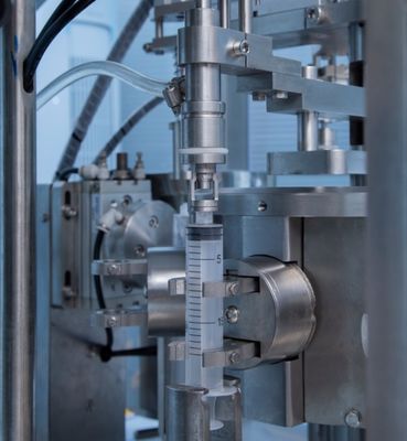 स्वचालित एसेप्टिक डिस्पोजेबल तरल दवा प्लास्टिक पूर्व-भरी सिरिंज पीएफएस भरने की मशीन