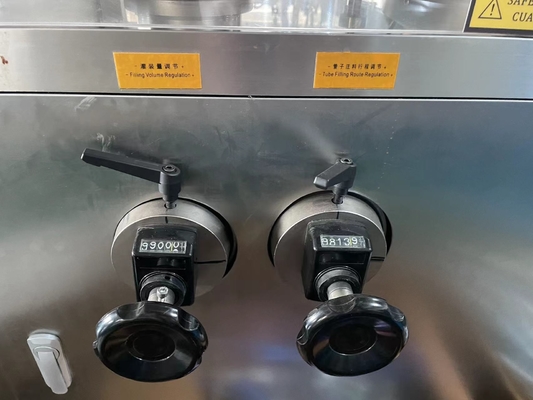 स्वचालित प्लास्टिक ट्यूब भरने सील मशीन 50-75pcs/min टच स्क्रीन