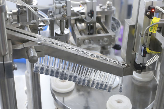 स्वचालित पूर्व-भरे सिरिंज भरने वाली ल्यूर लॉक कैपिंग मशीन ग्लास सिरिंज जेल भरने और प्लगिंग मशीन