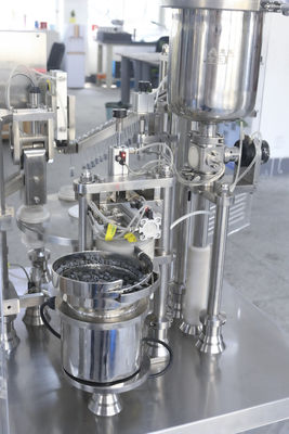 उच्च चिपचिपाहट कॉस्मेटिक जेल डेंटल पेस्ट कैपिंग प्लगिंग लार लॉक सिरिंज भरने की मशीन