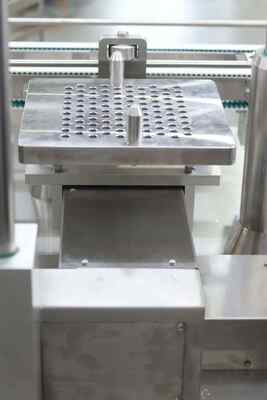 फार्मास्युटिकल लिक्विड हाइलूरोनिक एसिड इंजेक्शन भरने की मशीन कारतूस स्वचालित सिरिंज भरने की मशीन