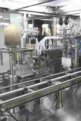 स्टेराइल दवा निर्माण के लिए हाई-स्पीड ऑटोमेटेड आरटीयू प्रीफिल्ड सिरिंज फिलिंग मशीन