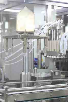 जीएमपी फार्मास्युटिकल प्लास्टिक उच्च क्षमता स्वचालित प्रीफिल सिरिंज भरने की मशीन